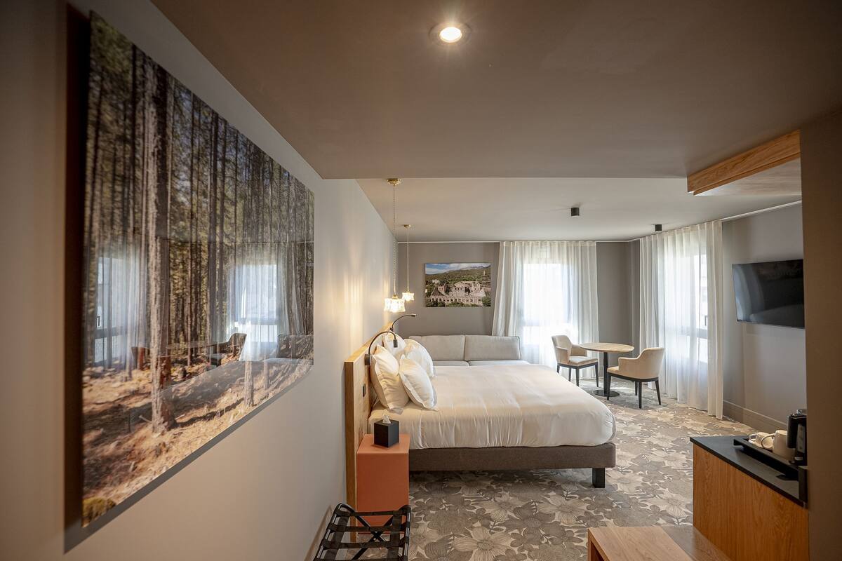 Superior Double Room | In-room safe, iron/ironing board (on request), WiFi (free)