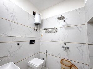 Deluxe Room | Bathroom | Shower, towels, soap, shampoo - Banke Bihari Dham (Vrindavan)
