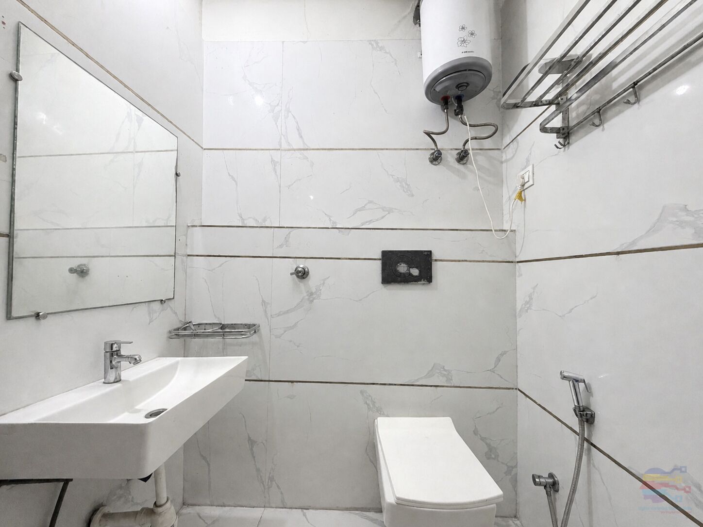 Ein Badezimmer mit Waschbecken, Toilette und Duschkabine.