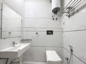 Deluxe Room | Bathroom - Hotel Banke Bihari Dham - 500 mtr from Prem Mandir (Vrindavan)