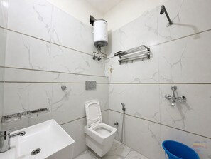 Deluxe Room | Bathroom | Shower, towels, soap, shampoo - Banke Bihari Dham (Vrindavan)