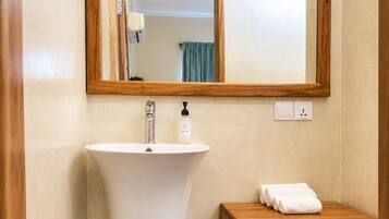 Chambre Double Deluxe, balcon, vue jardin | Salle de bain | Articles de toilette gratuits, serviettes fournies, savon, shampoing