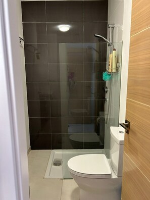 Een douche, een haardroger, handdoeken