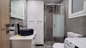 Ein modernes Badezimmer mit Waschbecken, Toilette und Dusche.