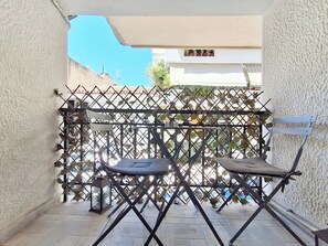 Apartment | Outdoor dining - Stylish studio in Thissio near Acropolis (Athens)