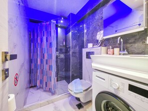 Ducha, toallas, jabón y papel higiénico