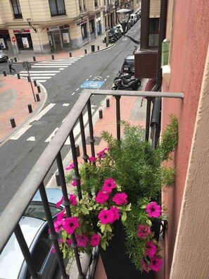 Property grounds - COSY APARTMENT closed to RIVERSIDE & Parking (Bilbao)