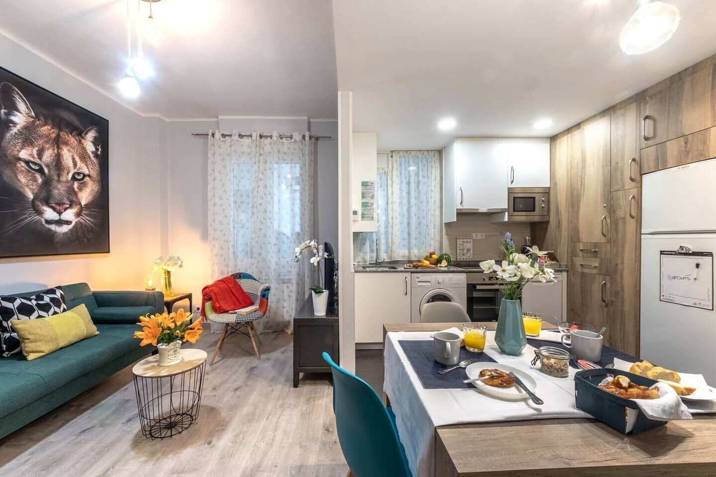 Un appartement moderne comprenant un salon, un coin repas et une cuisine.