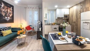 A modern apartment with a living room, dining area, and kitchen. - Inside old town by Eba Homes (Bilbao)