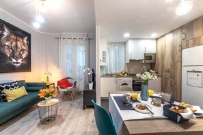 A modern apartment with a living room, dining area, and kitchen. - Inside old town by Eba Homes (Bilbao)