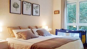 1 slaapkamer, een strijkplank/strijkijzer, wifi, beddengoed