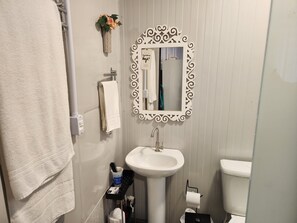 Douche, sèche-cheveux, serviettes fournies, savon