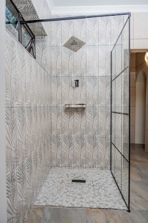 Dusche, Handtücher, Toilettenpapier