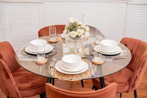 Dining - Fantastic 2-bedroom house in cool Johannesburg neighborhood (Johannesburg)
