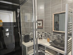 Dusche, Haartrockner, Handtücher, Seife