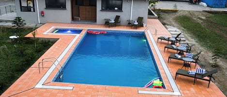 室外泳池;10:00 至 18:00 開放;躺椅、場內有救生員當值