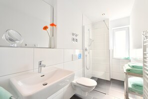 Dusche, Haartrockner, Handtücher