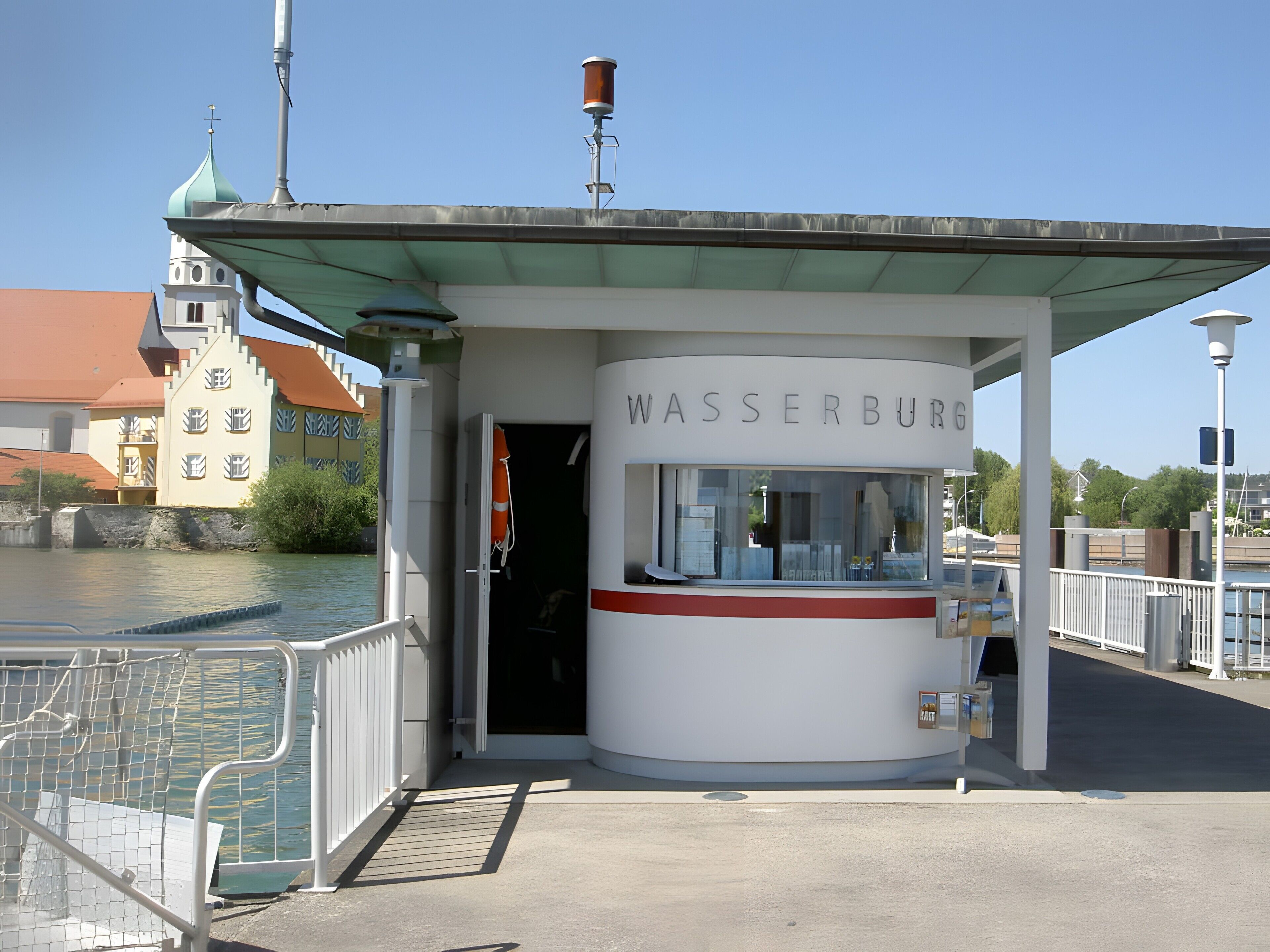 Een waterpunt genaamd 'Wasserburg' met een dak, een raam en een bord.