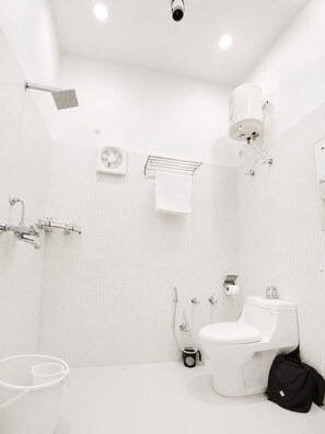 Ein modernes Badezimmer mit Toilette, Bidet und Dusche.