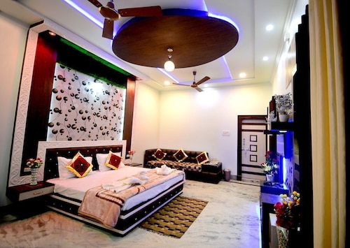 Taj Square A luxurious family homestay