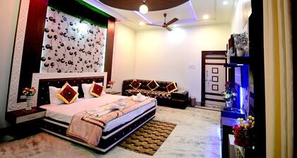 Taj Square A luxurious family homestay
