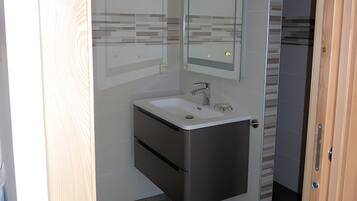 Dusche, Haartrockner, Handtücher