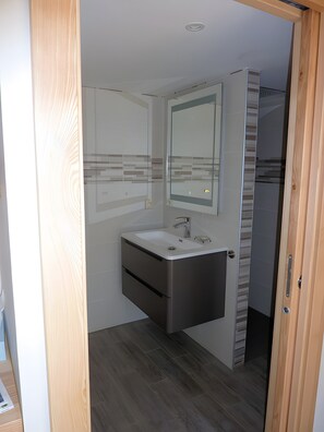 Dusche, Haartrockner, Handtücher