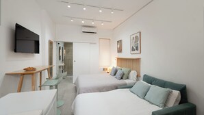 A modern hotel room with two beds, a desk, a TV, and a bathroom. - Mini Apartment Baélia Casa Íbera (Alicante)