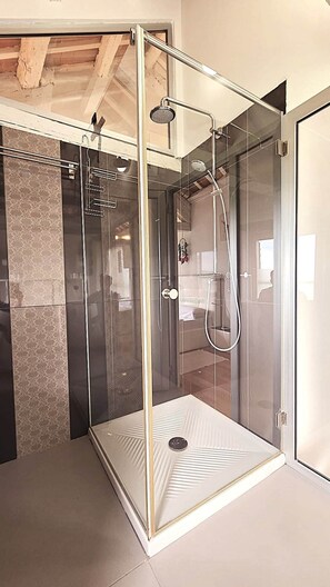 Dusche, Haartrockner, Handtücher