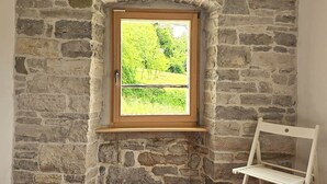 A stone wall with a window and a white bench. - CROGO Casa Gradinje-Holiday Home-Istria-Motovun (Gradinje)