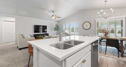 Single-level 4BR near Wahooz with game garage and outdoor fire pit