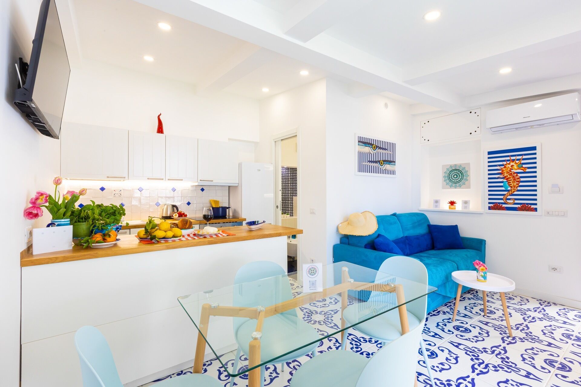 Deluxe Apartment, Sea View | Living area | 32-inch flat-screen TV with digital channels