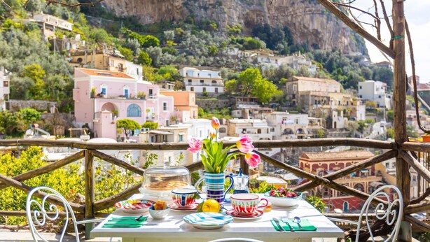 Mesa al aire libre con vistas a un pueblo en la ladera.