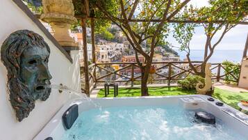 Deluxe Apartment, Sea View | Private spa tub