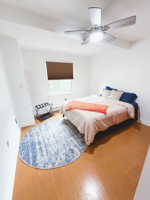 3 Schlafzimmer, Schreibtisch, Bügeleisen/Bügelbrett, Reisekinderbett