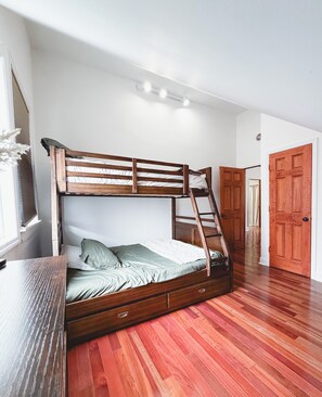 3 bedrooms, desk, iron/ironing board, travel cot