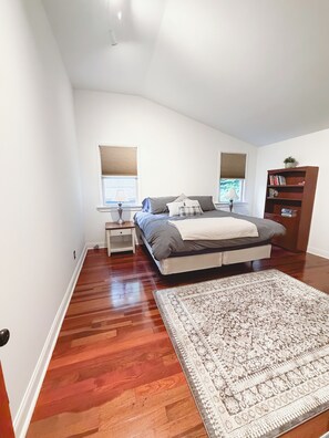 3 bedrooms, desk, iron/ironing board, travel crib