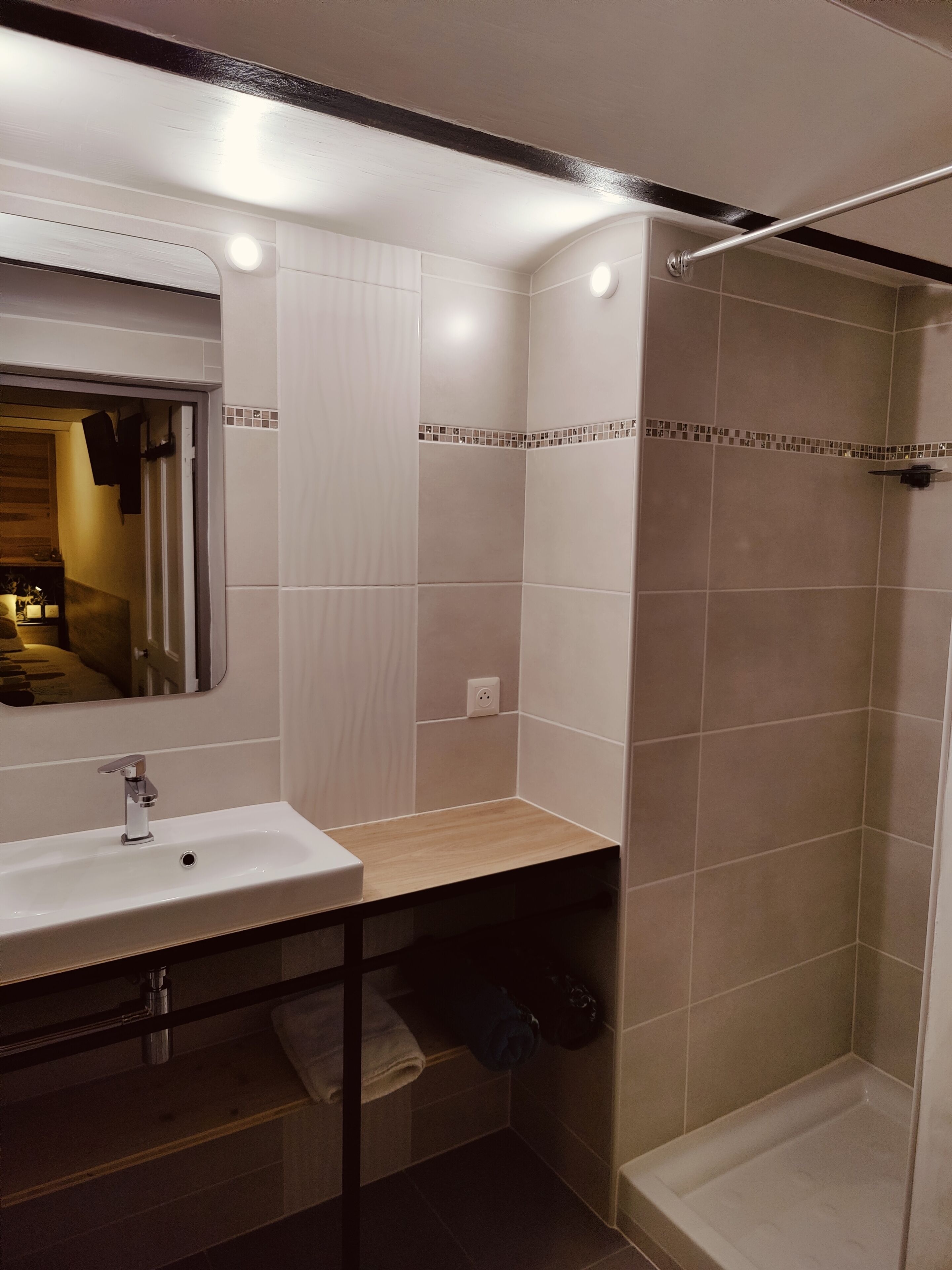 Douche, séchoir à cheveux, serviettes fournies, savon