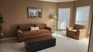 Living area - Perfect 5-bedroom house in charming Fairburn (Fairburn)