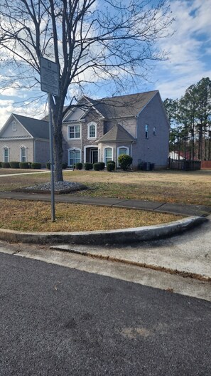 Exterior - Perfect 5-bedroom house in charming Fairburn (Fairburn)