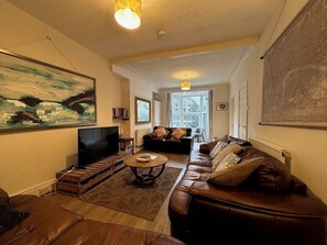 Smart TV - 
Rose Hill  - central Barmouth townhouse - sleeps 16! (Barmouth)