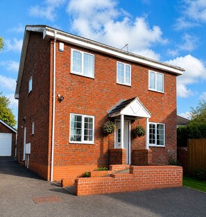 Exterior - Modern, Spacious 6BR Gated Home - Sleeps 9 - Provate Drive (Newcastle-under-Lyme)