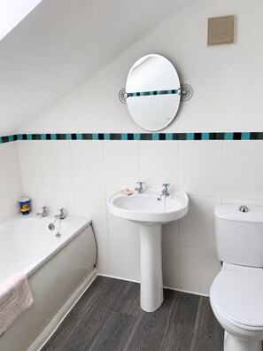 Shower, hair dryer, towels, soap - Modern, Spacious 6BR Gated Home - Sleeps 9 - Provate Drive (Newcastle-under-Lyme)