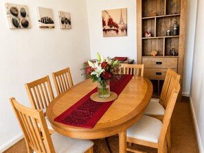 Dining - Modern, Spacious 6BR Gated Home - Sleeps 9 - Provate Drive (Newcastle-under-Lyme)