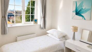 6 bedrooms, iron/ironing board, WiFi, bed sheets