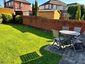 Outdoor dining - Modern, Spacious 6BR Gated Home - Sleeps 9 - Provate Drive (Newcastle-under-Lyme)