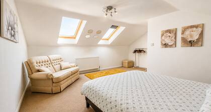 Modern, Spacious 6BR Gated Home - Sleeps 9 - Private Drive