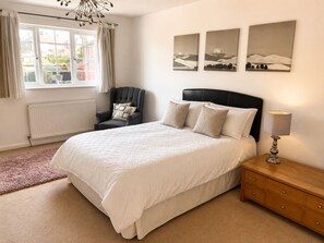 Iron/ironing board, WiFi, bed sheets - Modern, Spacious 6BR Gated Home - Sleeps 9 - Provate Drive (Newcastle-under-Lyme)