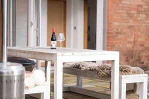 Outdoor dining - 2 Bed Converted Barn (Ombersley)