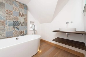 Shower, hair dryer, shampoo - 2 Bed Converted Barn (Ombersley)